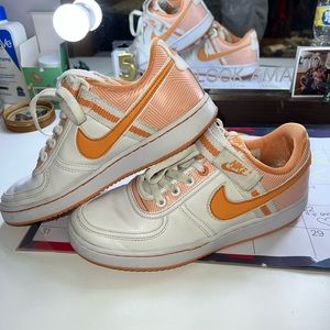 Velcro Nike swoosh size 8 in womens